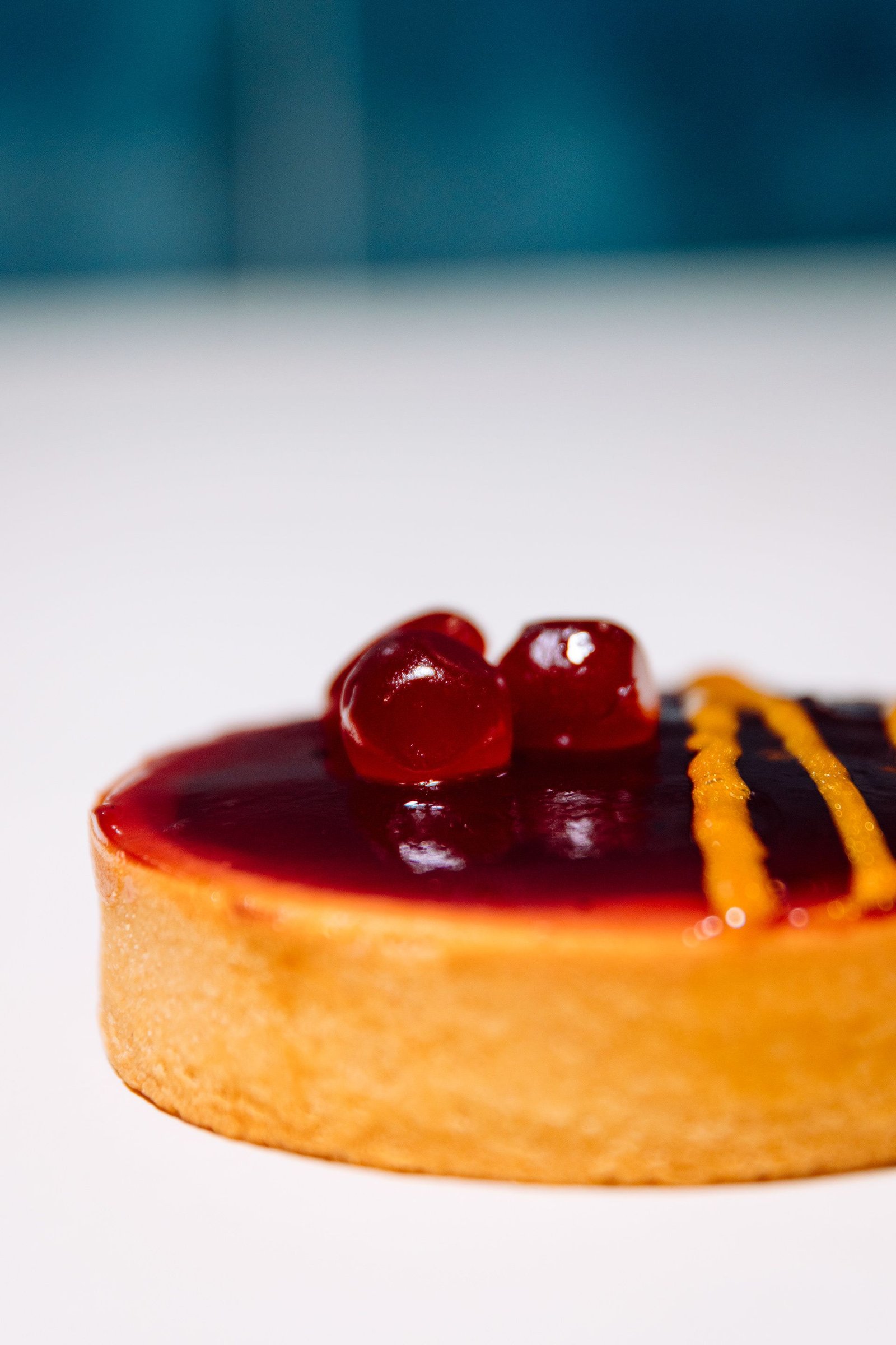 Porción de tarta con frutos rojos sobre un plato.