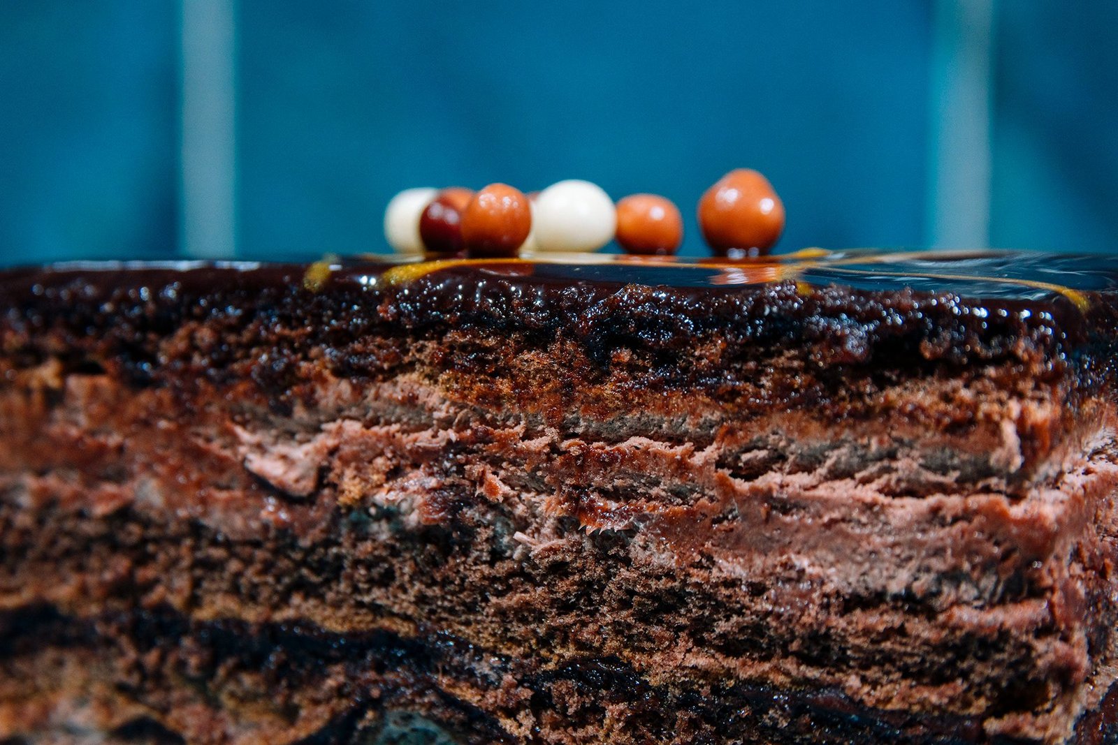Porción de tarta de chocolate con capas visibles.