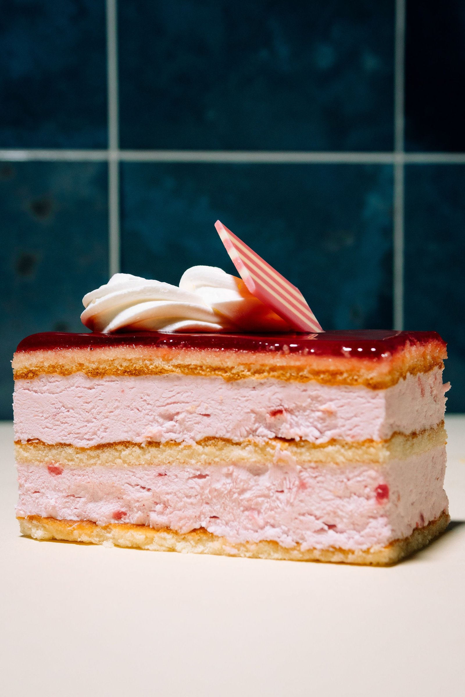 Tarta de capas con cobertura clara y frutos rojos.