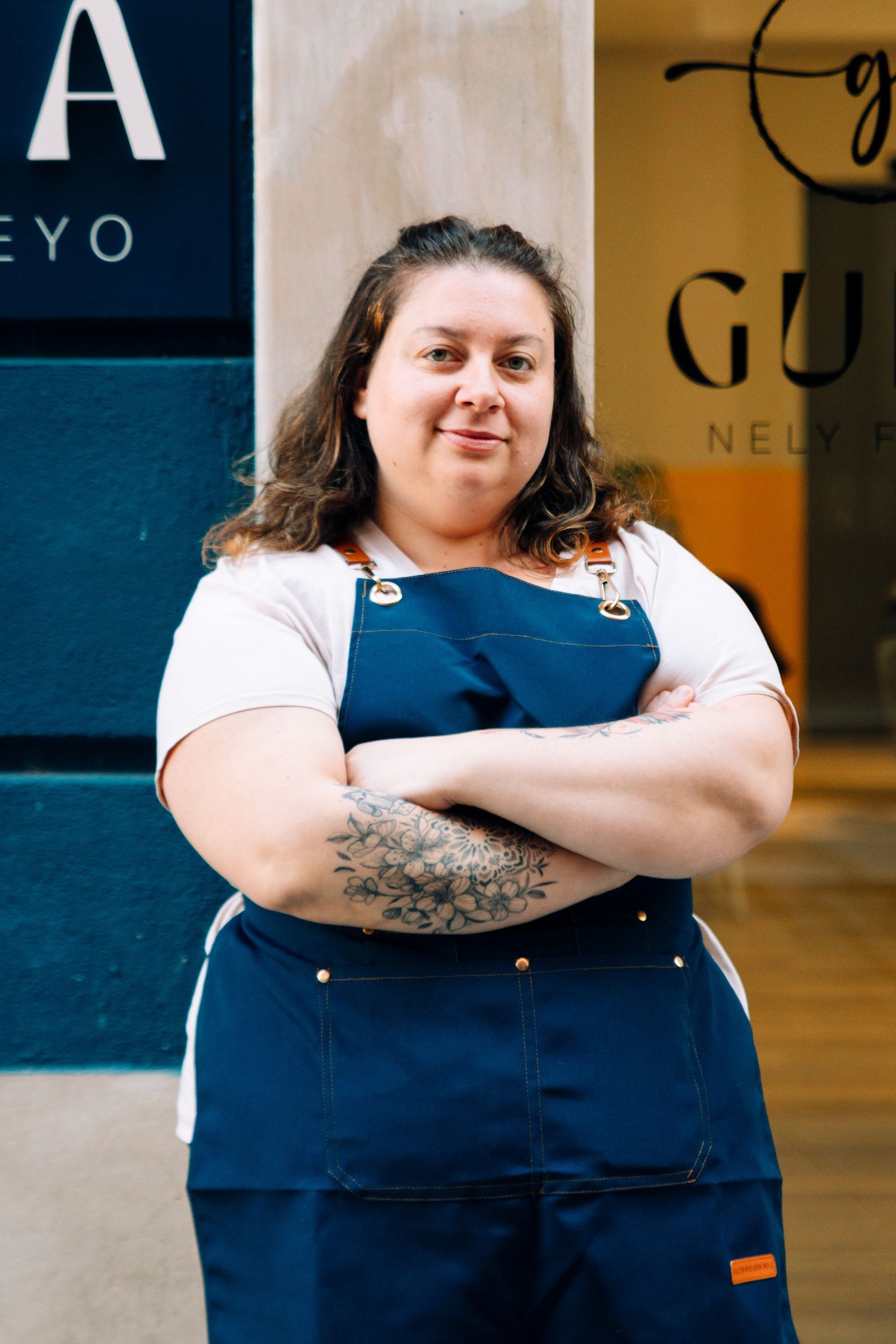 Responsable de Gula Nely posa con un plato en el local.
