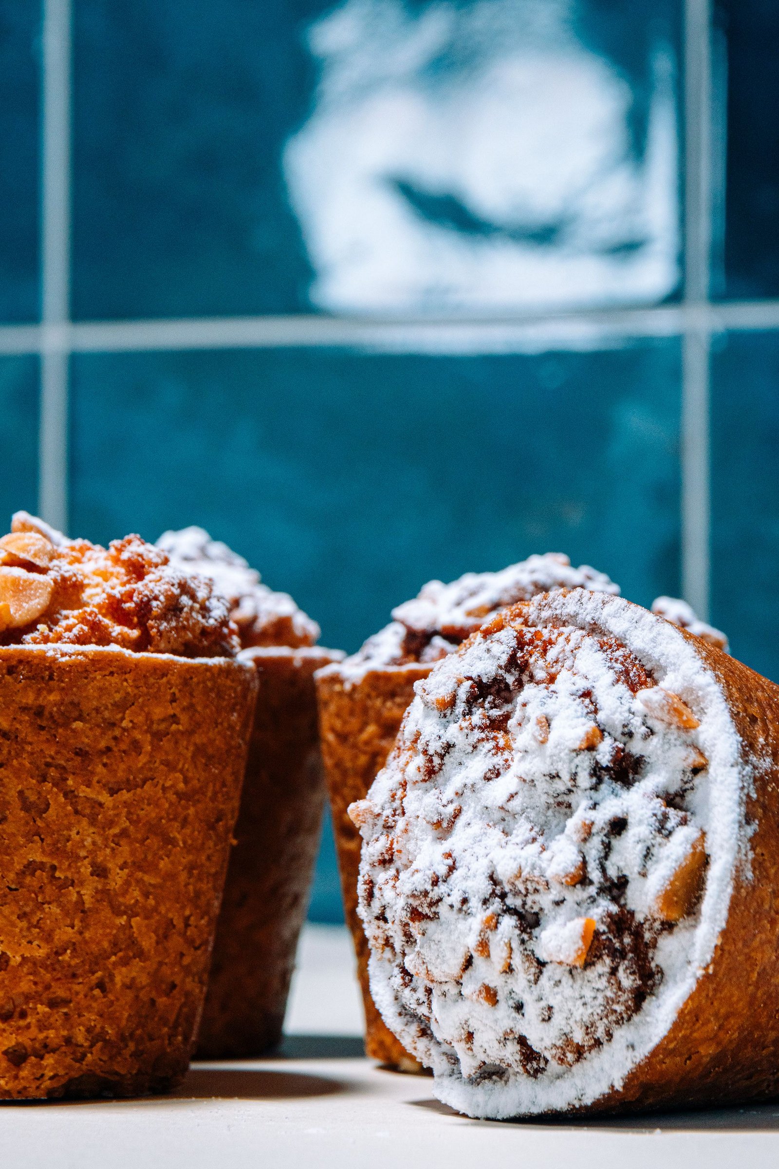 Porciones de repostería espolvoreadas con azúcar.