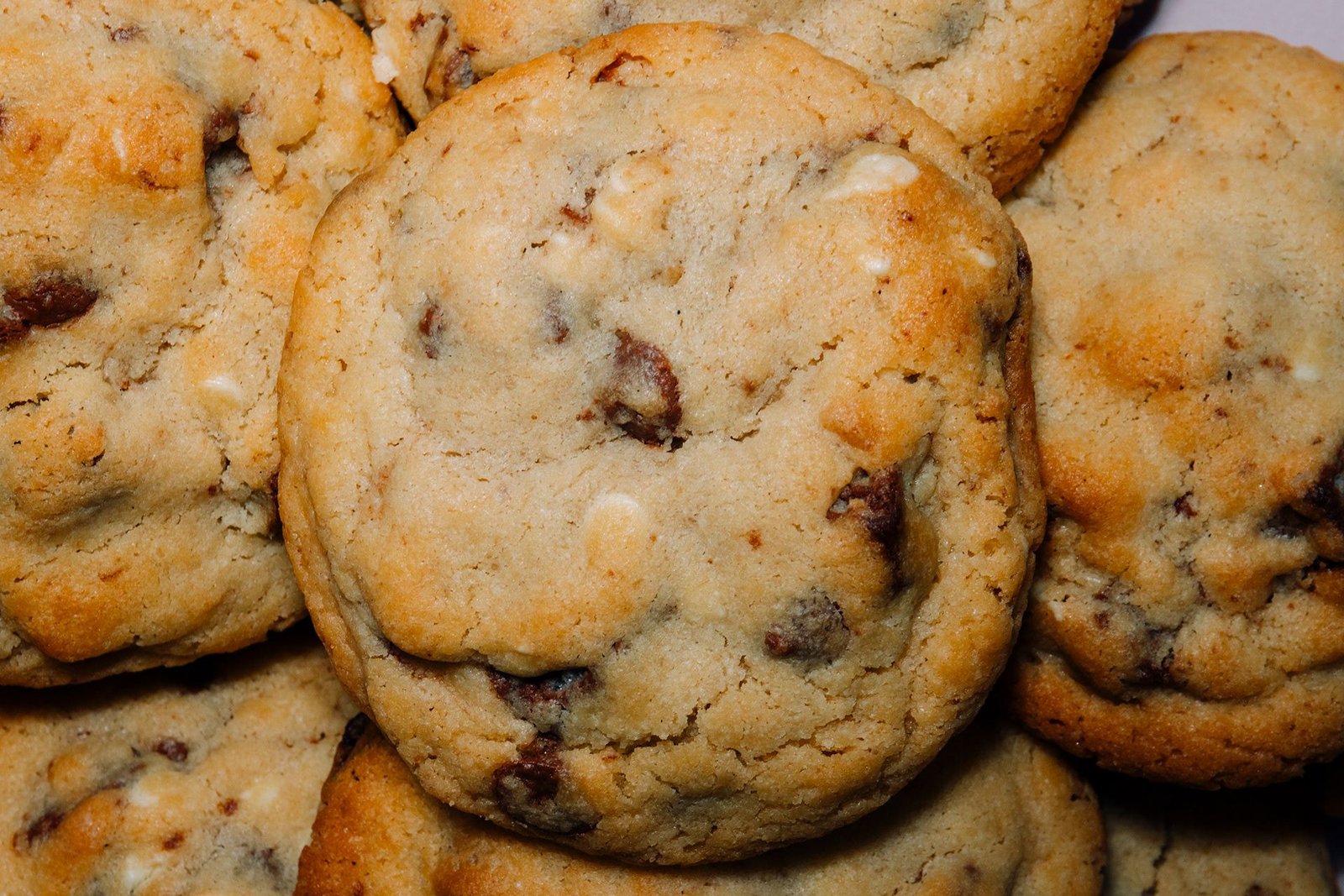 Galletas con pepitas de chocolate fotografiadas de cerca.