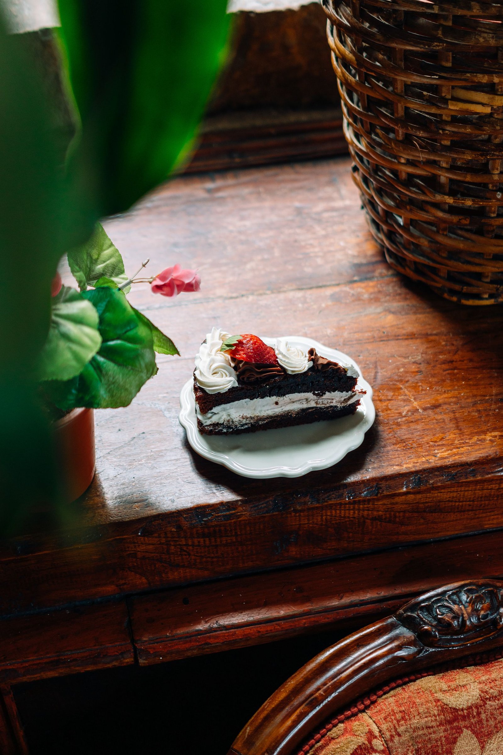 Postre de chocolate oscuro servido en un plato blanco.