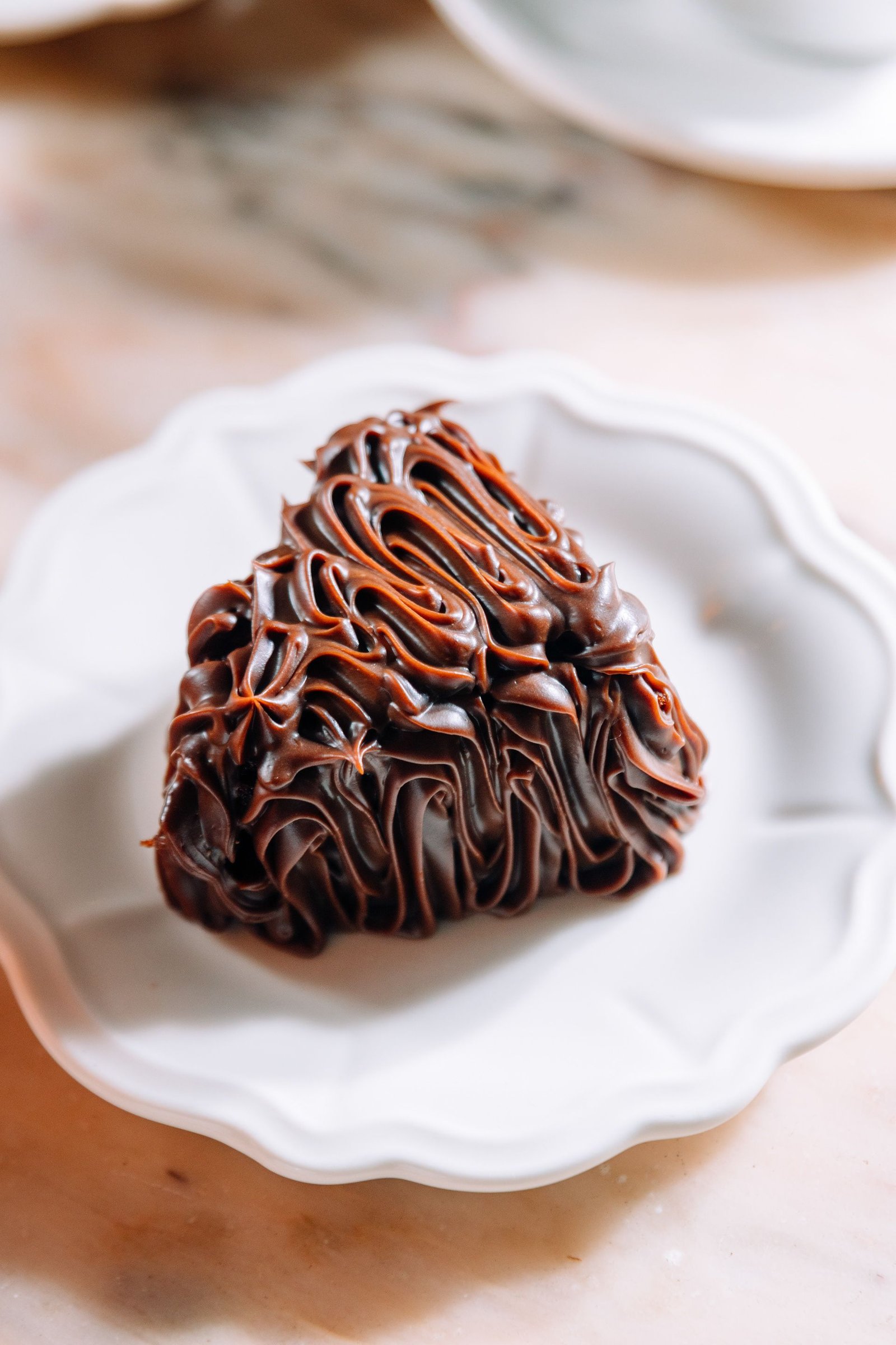 Porción de tarta de chocolate servida en un plato.