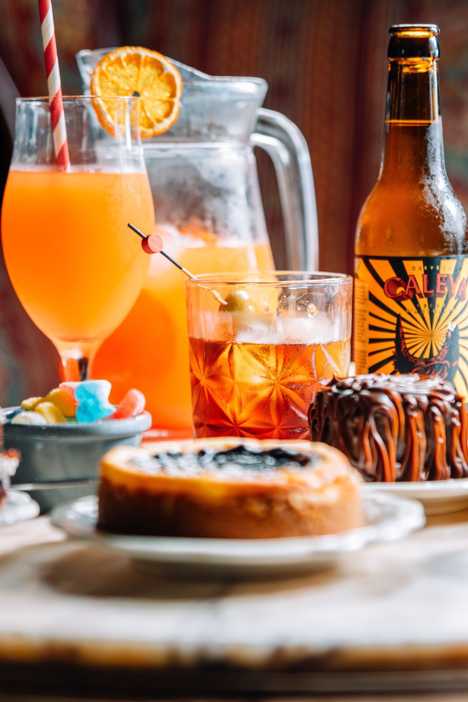 Copa naranja y pequeño postre servidos juntos.