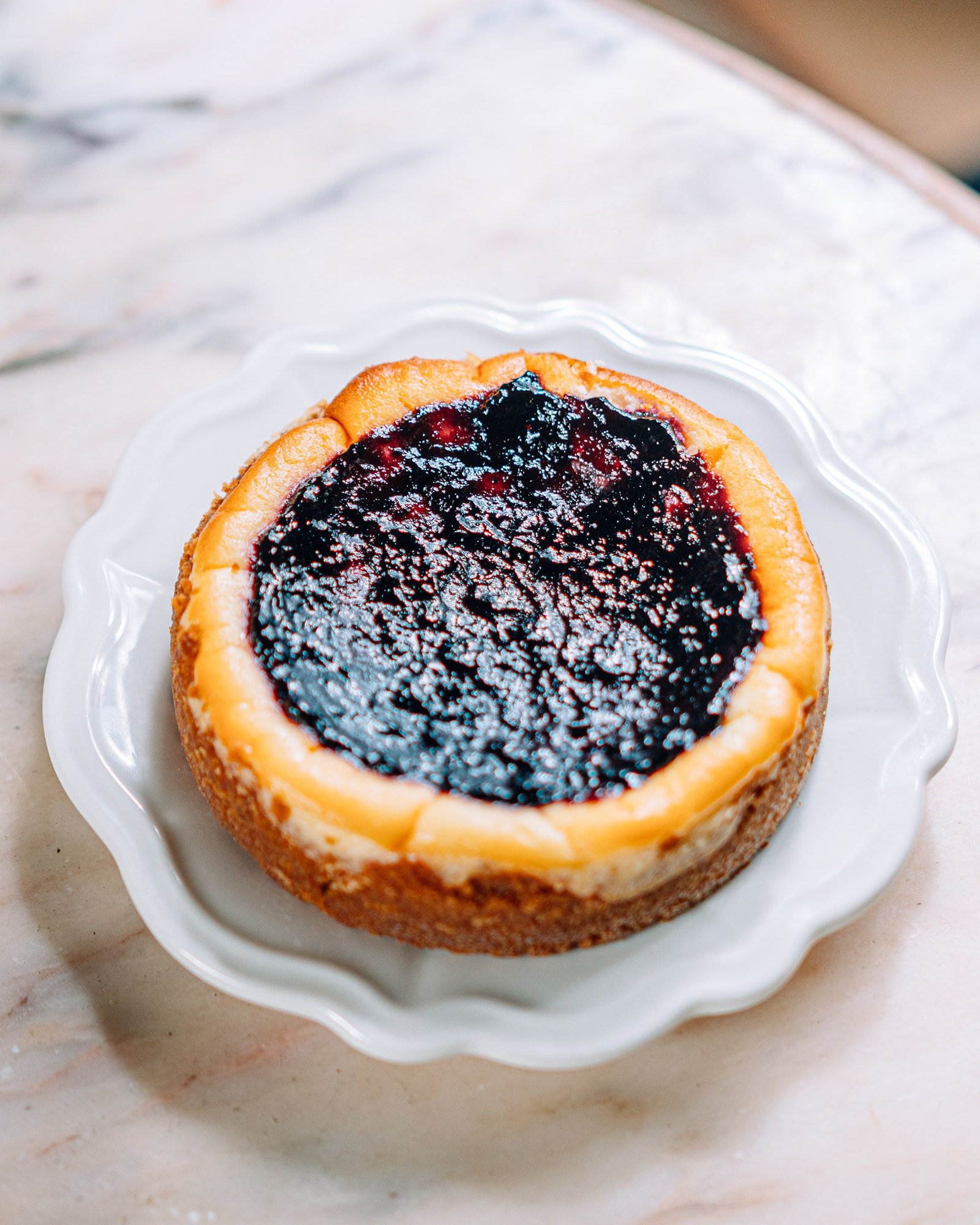 Tarta oscura presentada en un plato blanco.