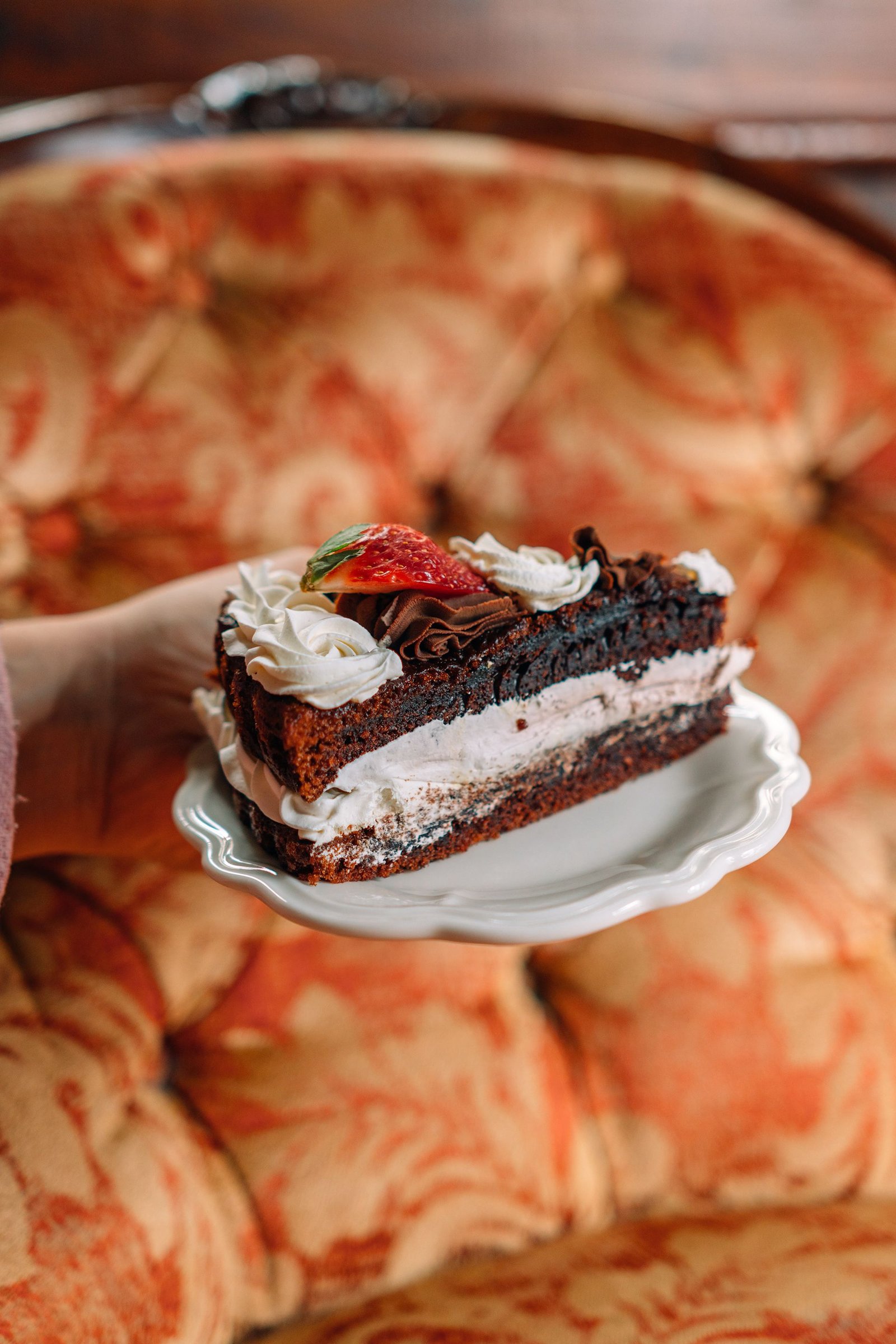 Porción rectangular de tarta de chocolate en un plato.