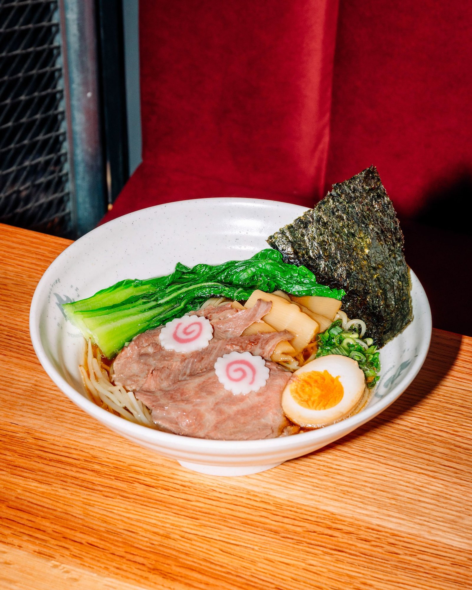Bowl de ramen con fideos y guarniciones.