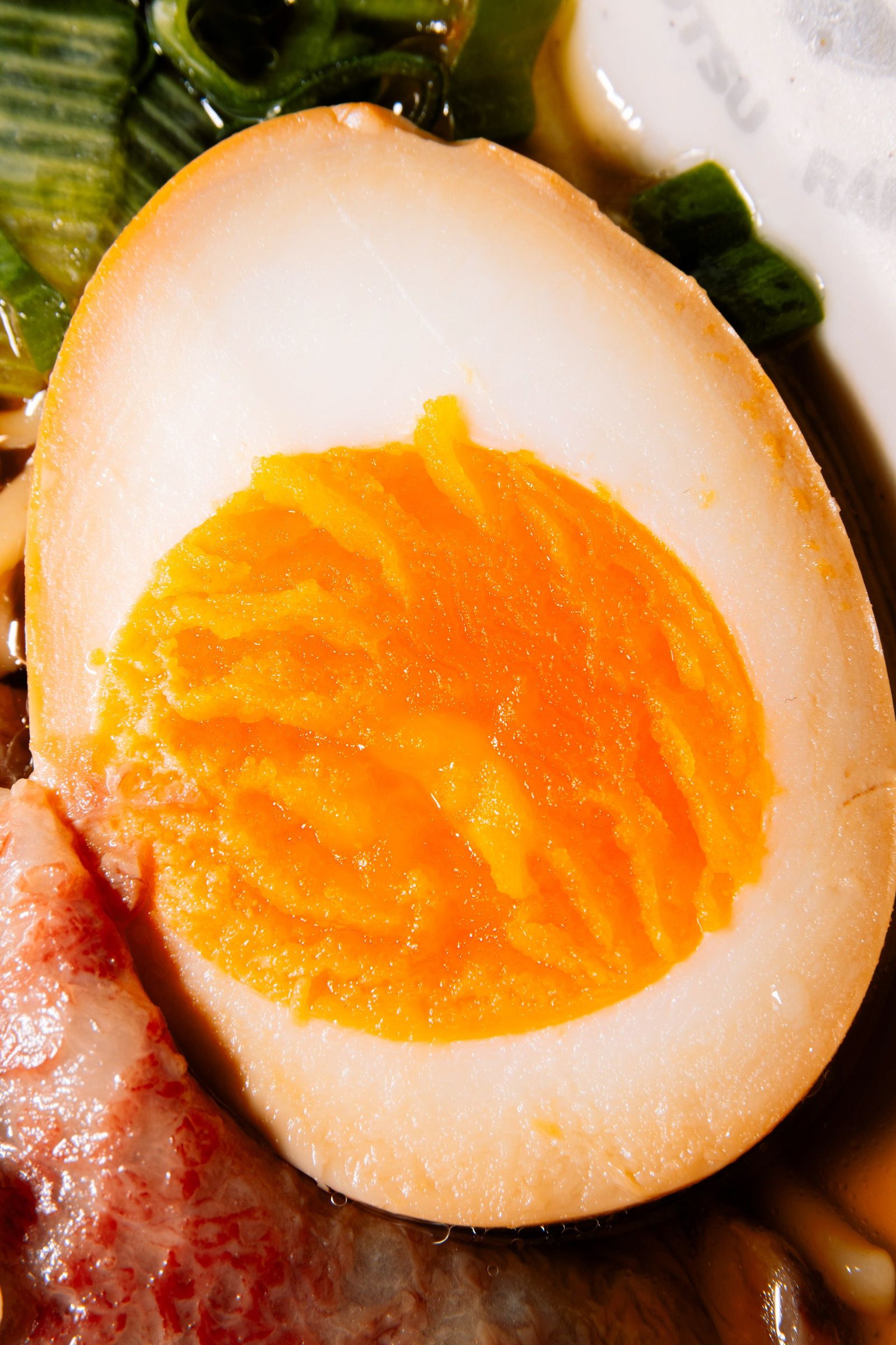 Mitad de huevo marinado con yema naranja.