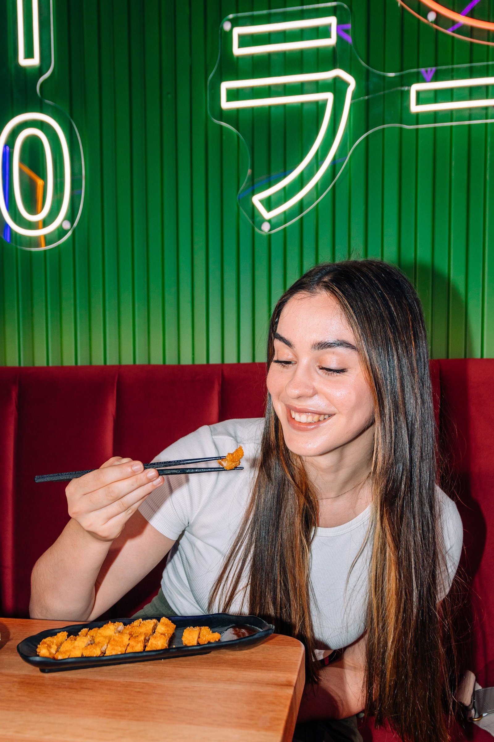 Mujer prueba un plato en el restaurante.