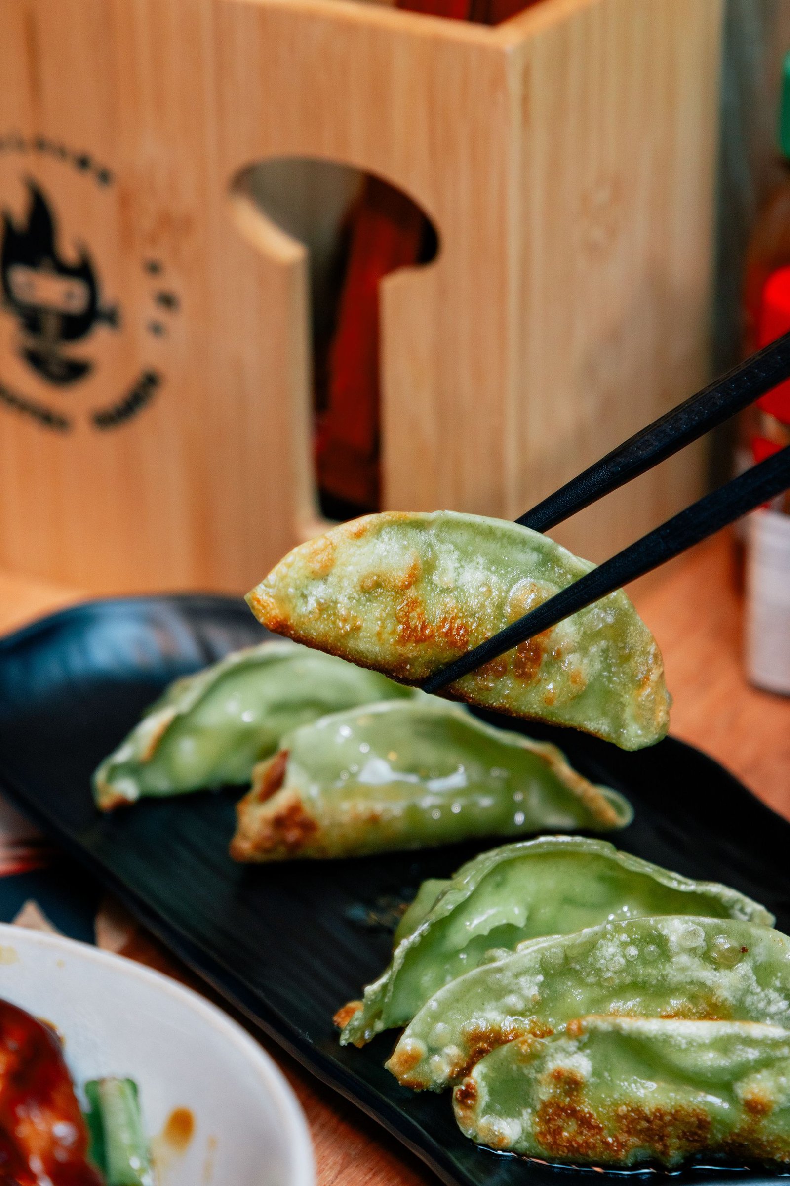 Empanadillas servidas en cestas de bambú.