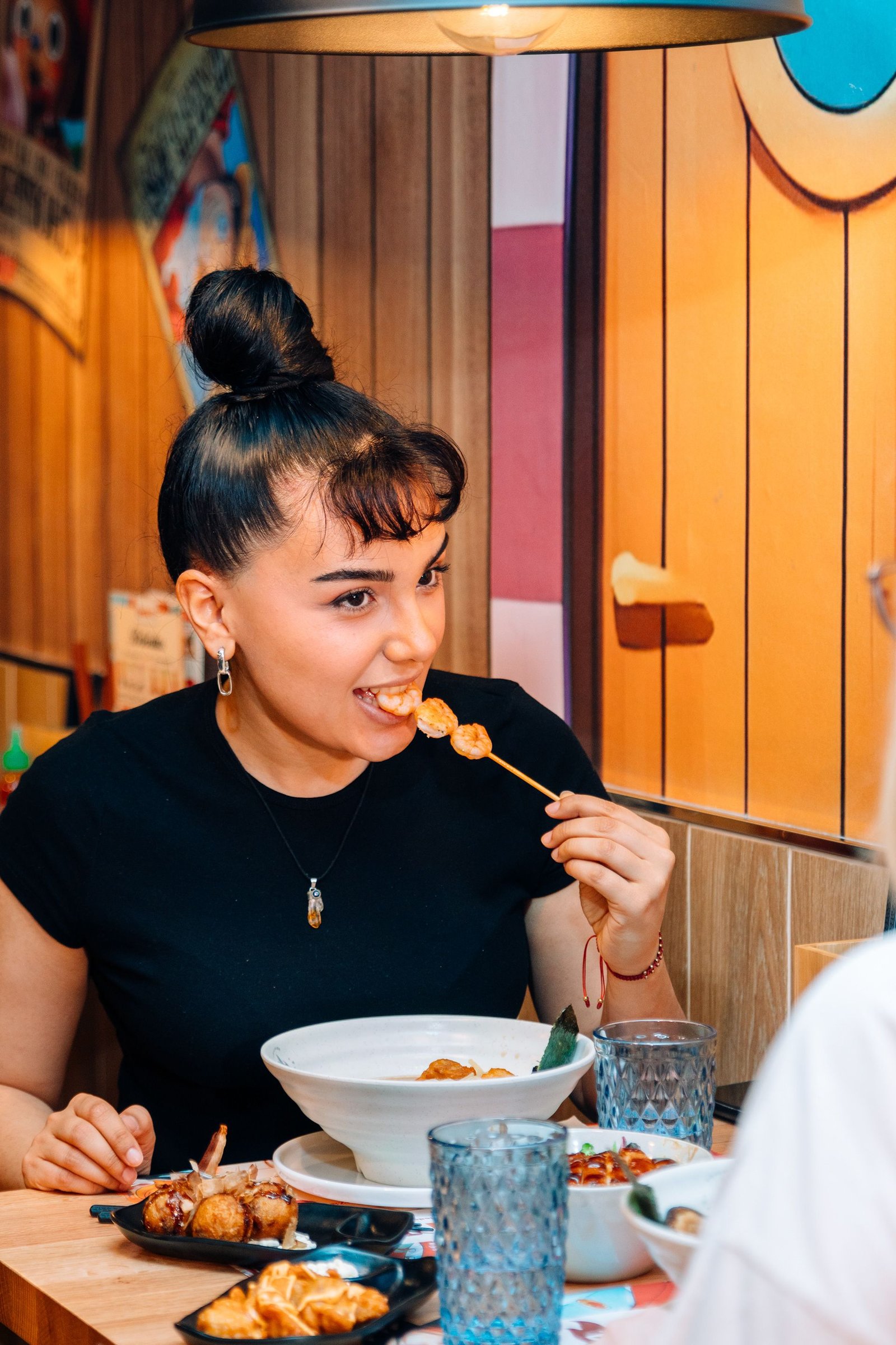 Mujer come en una mesa del restaurante.