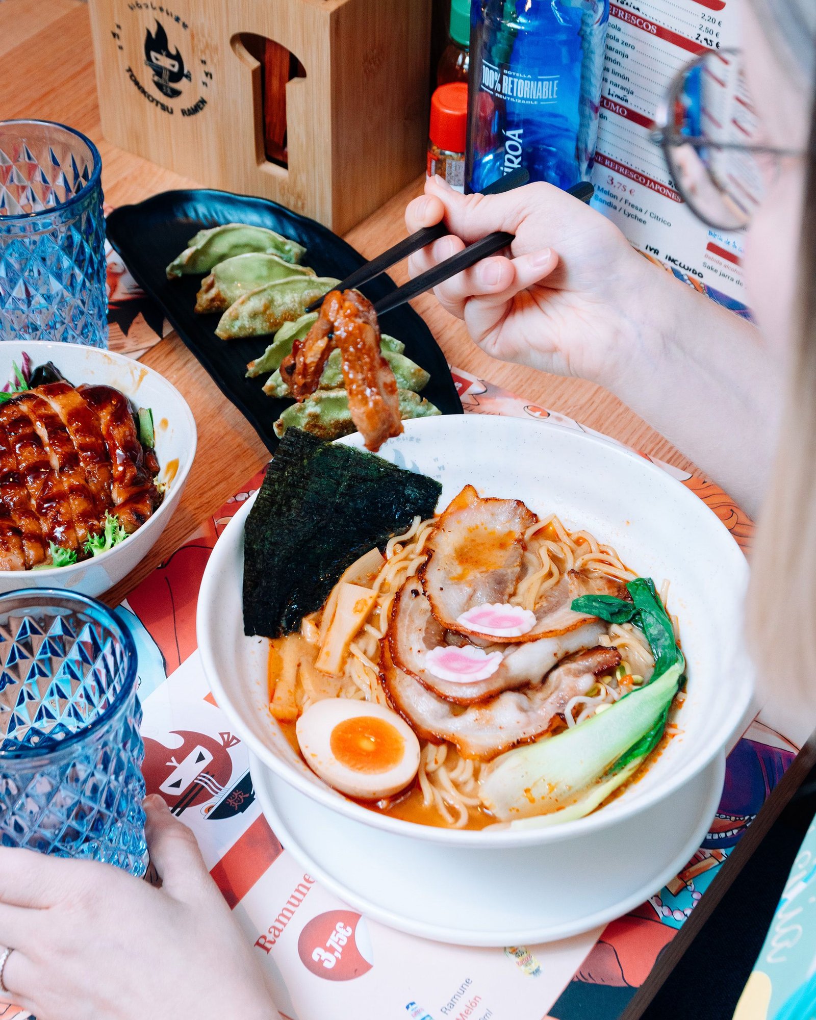 Mesa con varios platos y bebidas para compartir.