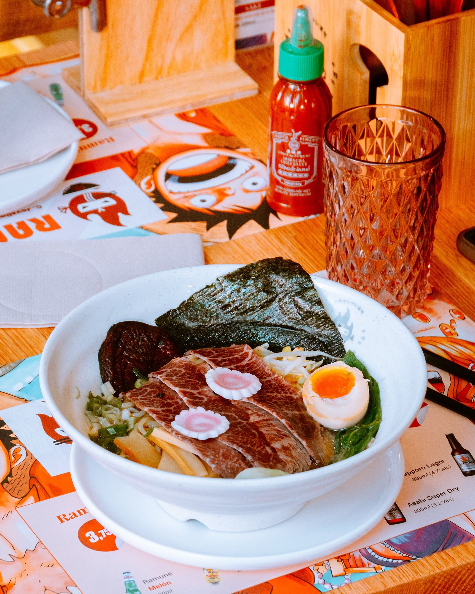 Bowl de ramen con fideos, huevo y guarniciones.