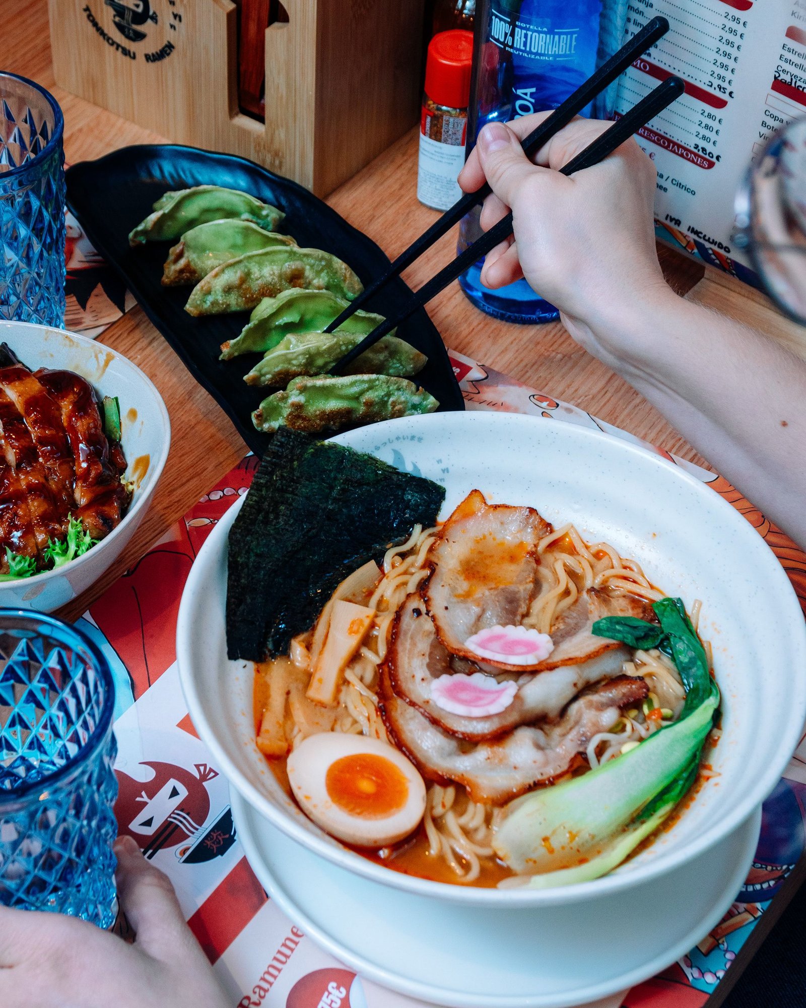 Detalle de ramen servido en un cuenco blanco.