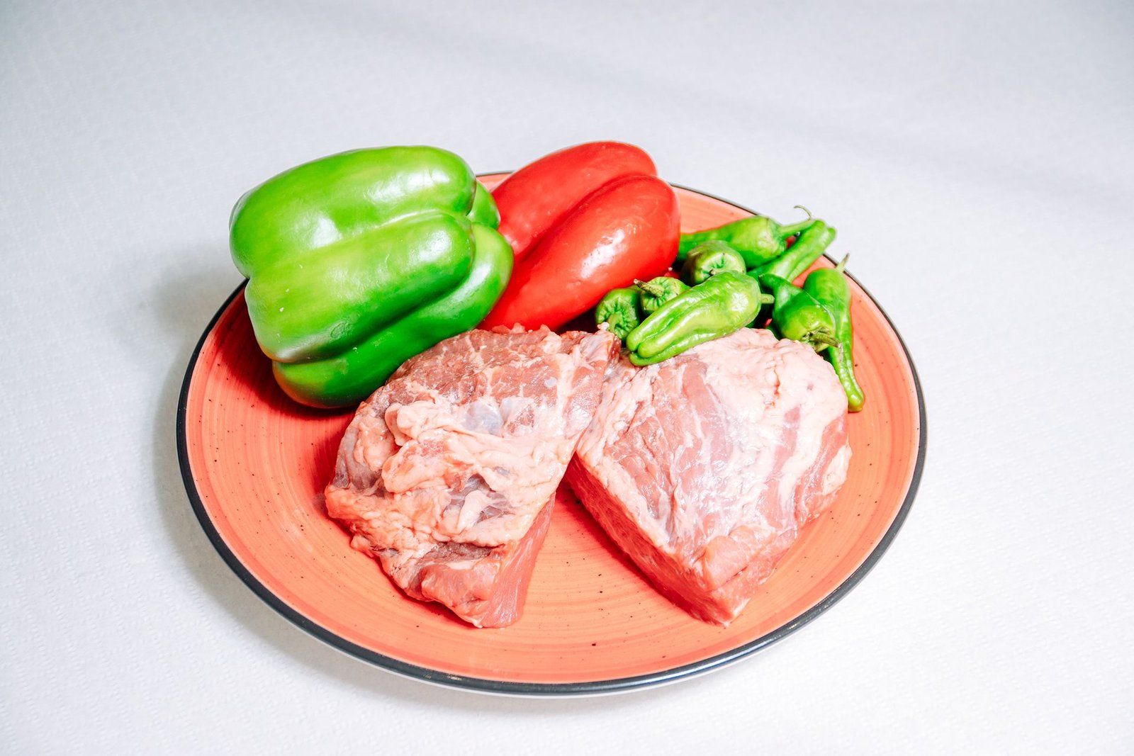 Plato con una preparación y guarnición de colores.