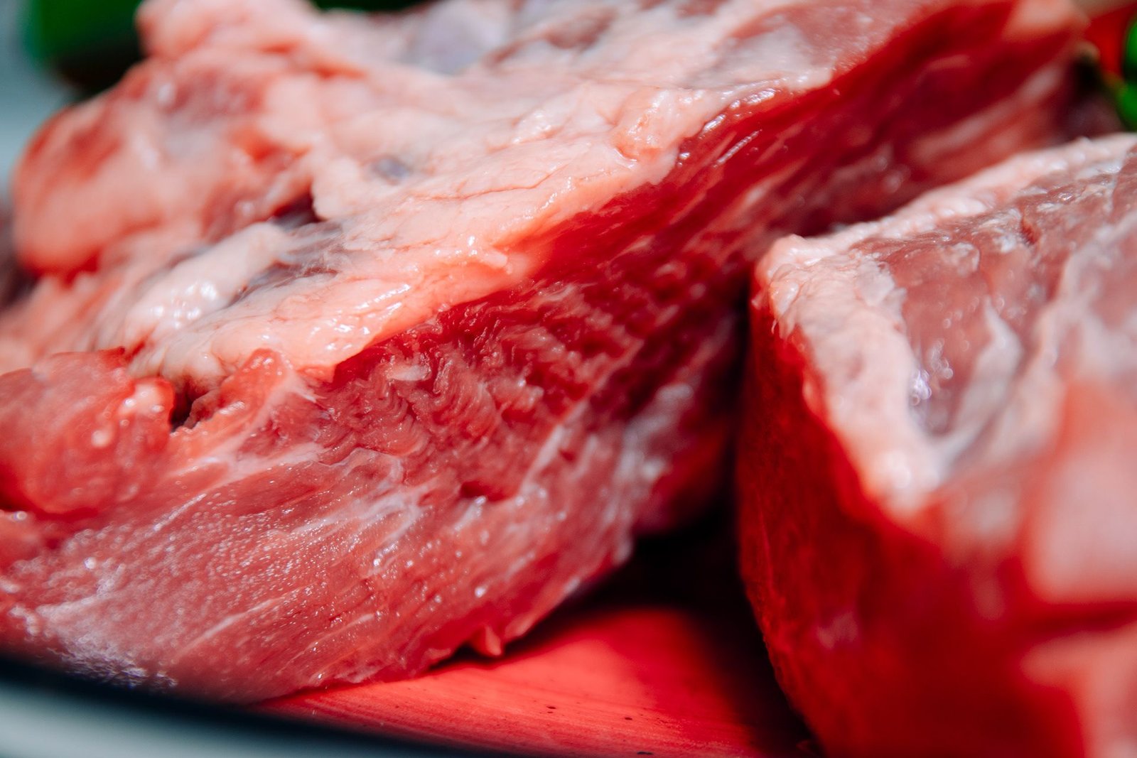 Detalle de carne cortada presentada sobre un plato.