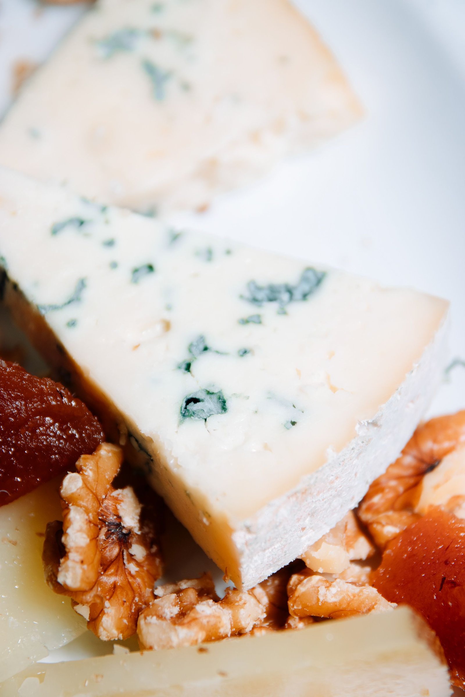 Porción de queso cortada sobre un plato claro.