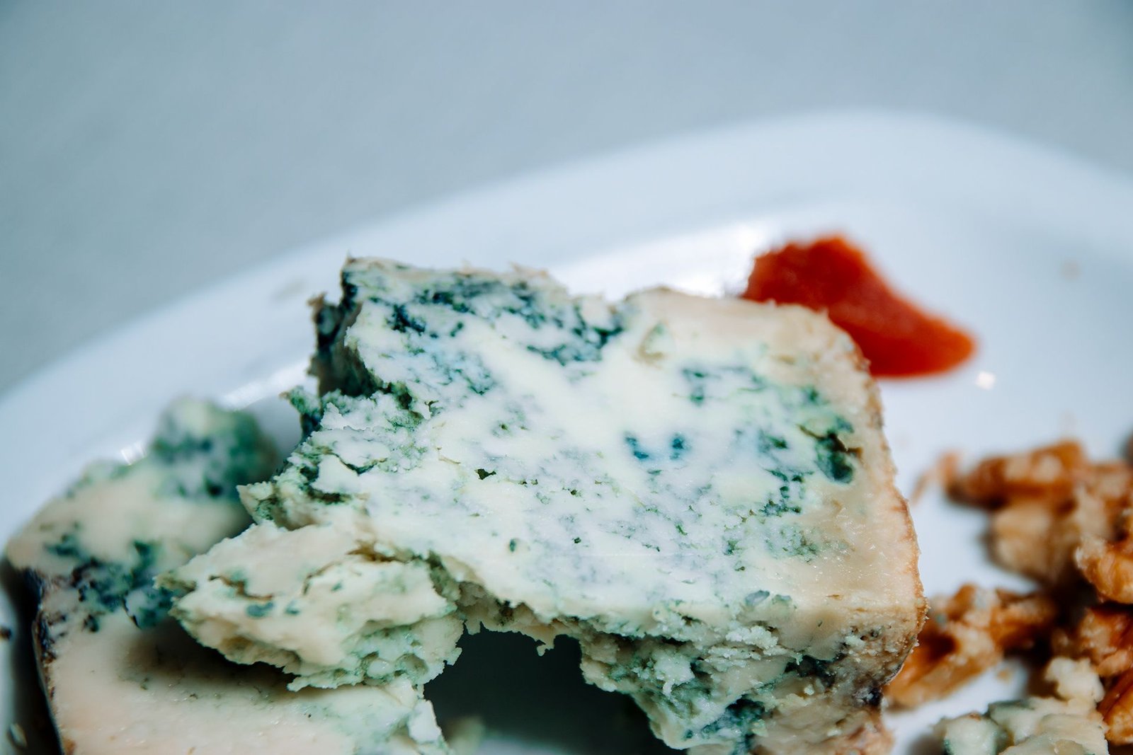 Queso azul cortado en porciones sobre un plato.