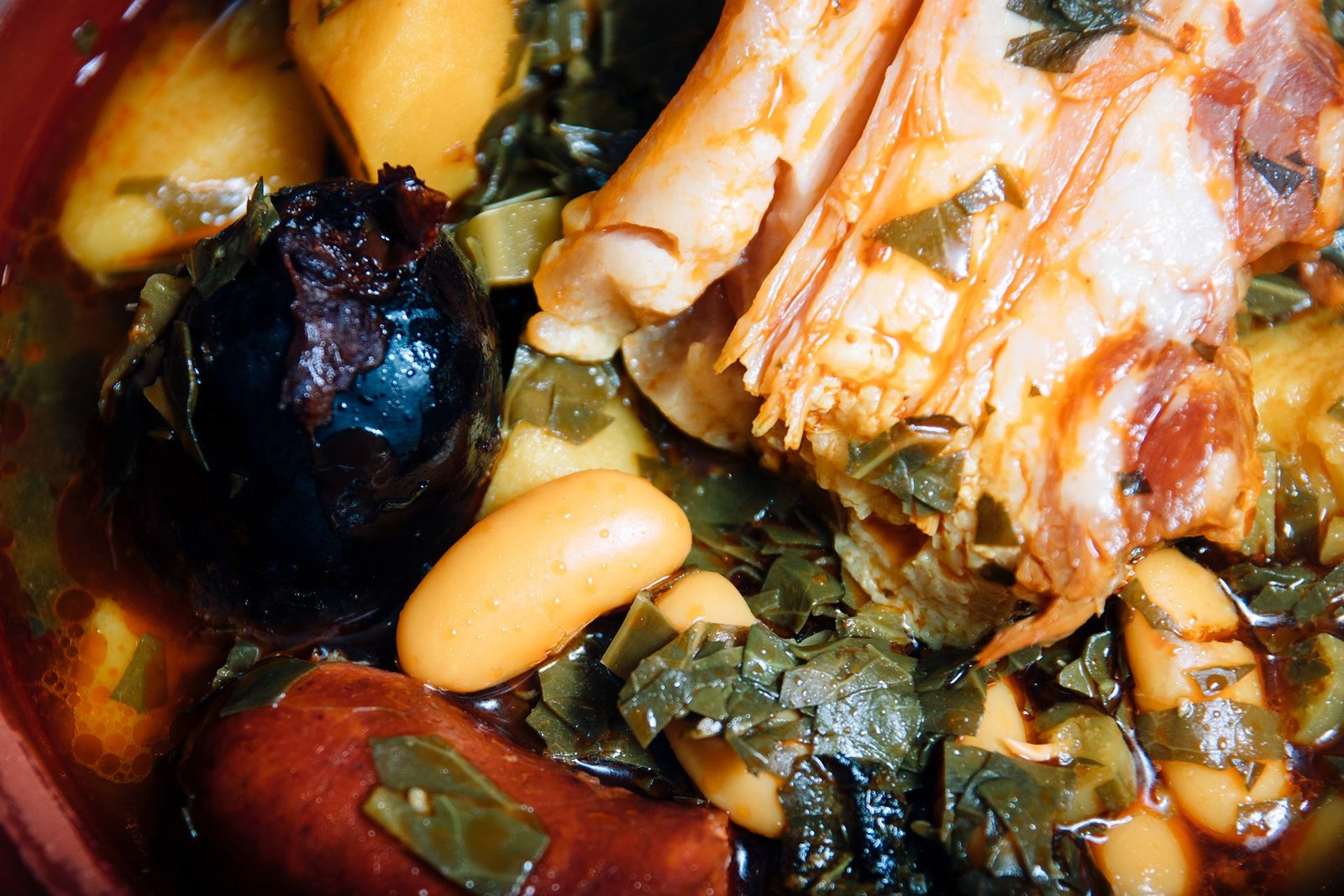 Selección de tapas sobre una tabla de madera.