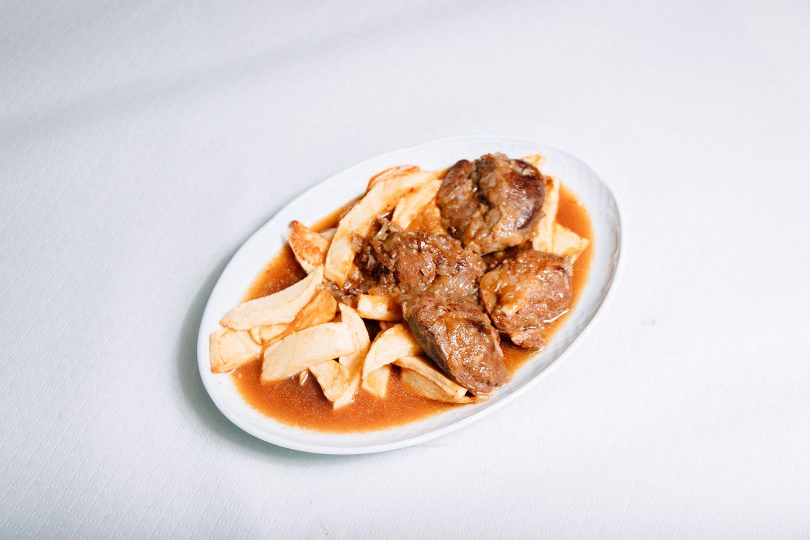 Plato de carne acompañado de una guarnición.