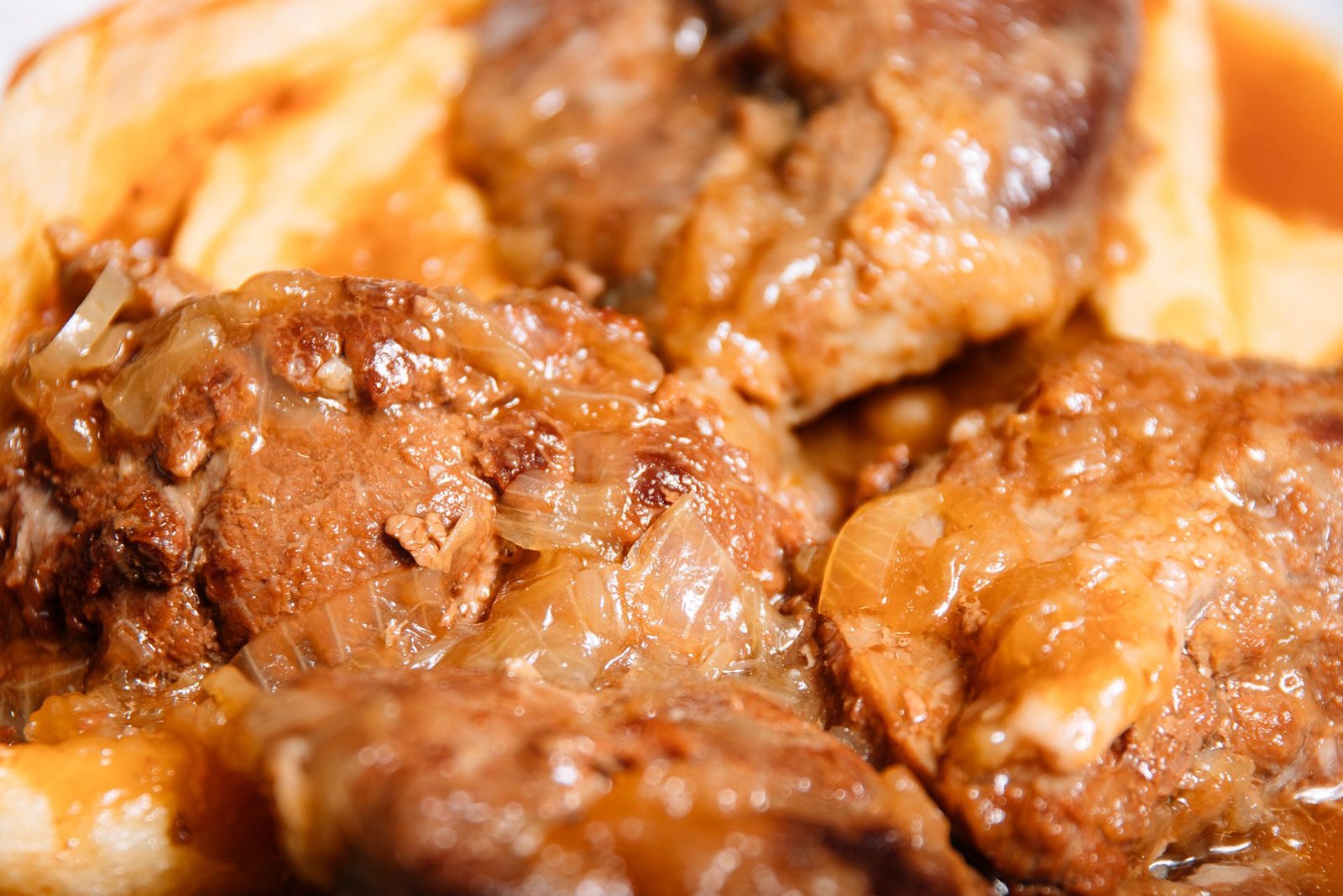 Detalle de carne glaseada y asada.
