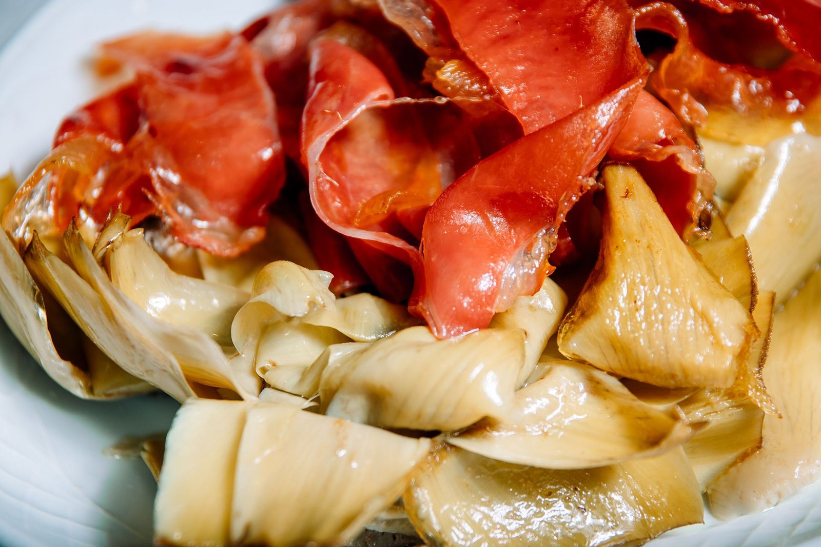 Ensalada de ingredientes frescos en un plato.