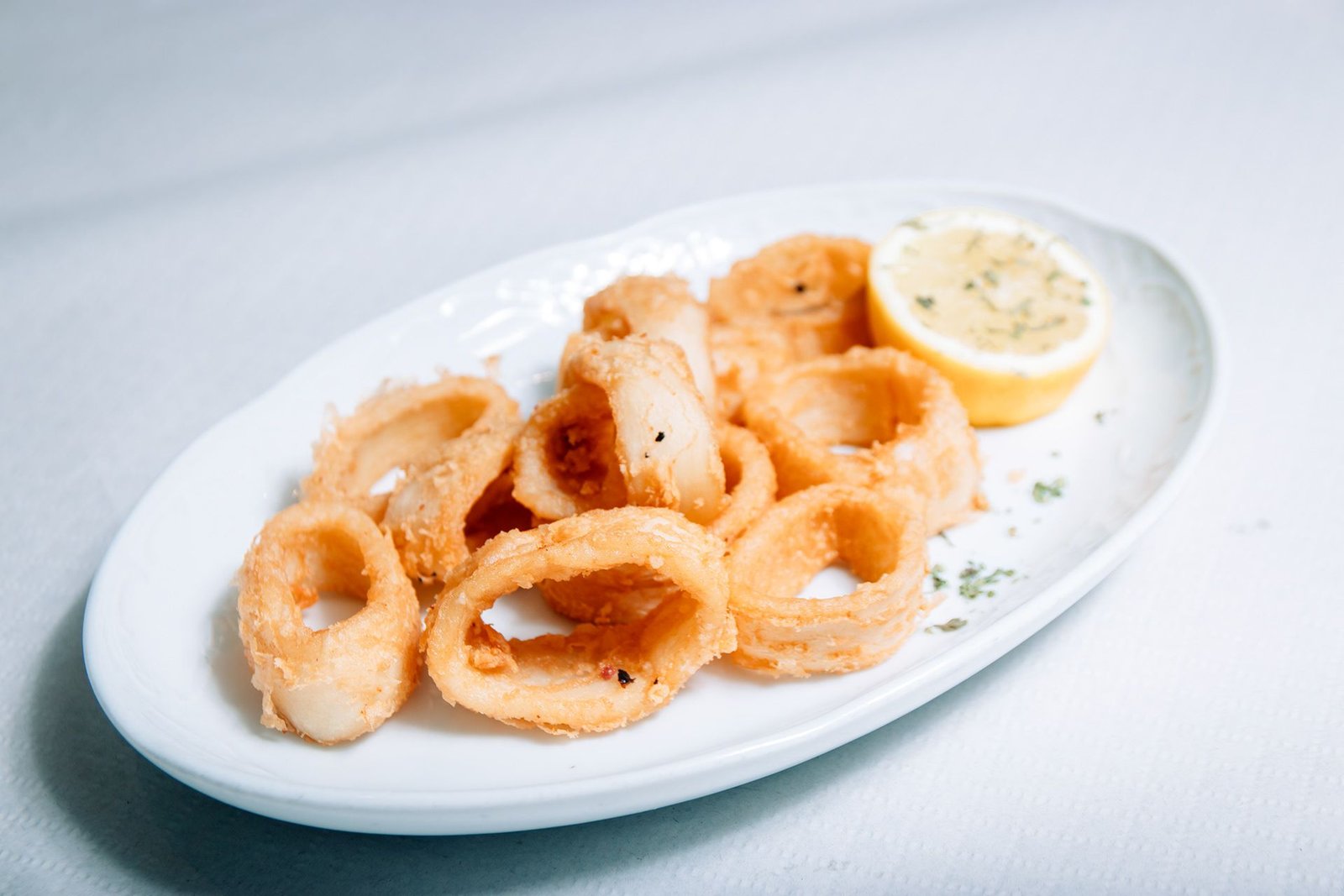 Calamares servidos en un plato blanco.