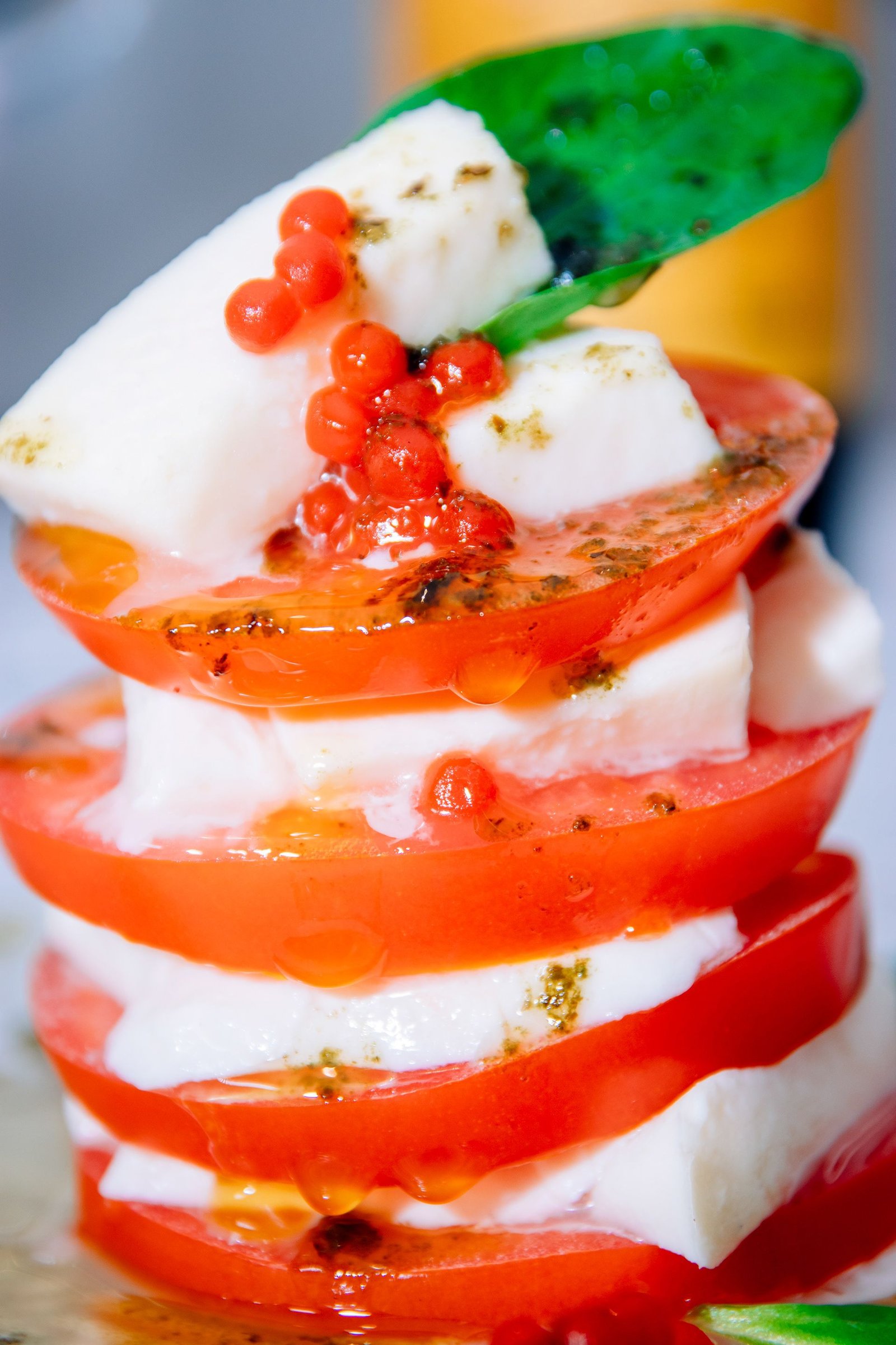Plato pequeño con una preparación y salsa de color verde.