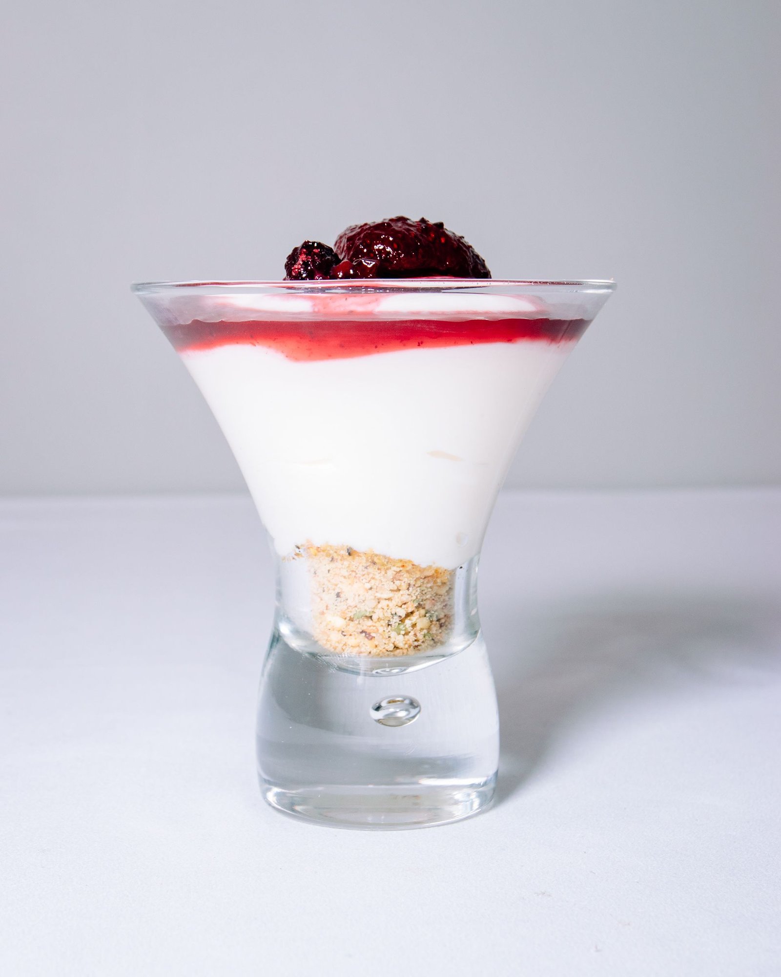 Postre blanco servido en una copa pequeña.