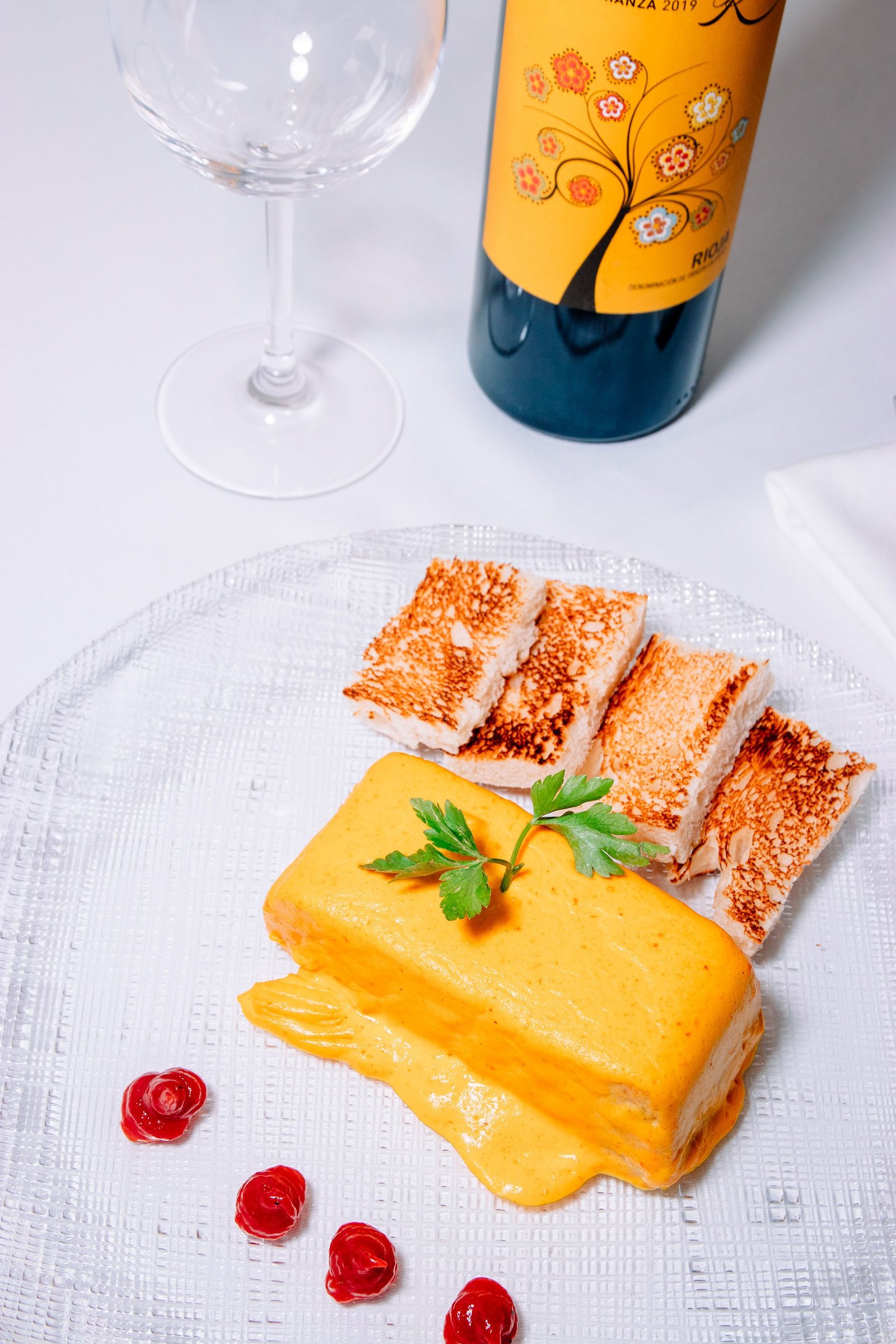 Tostada con queso amarillo y hierbas.