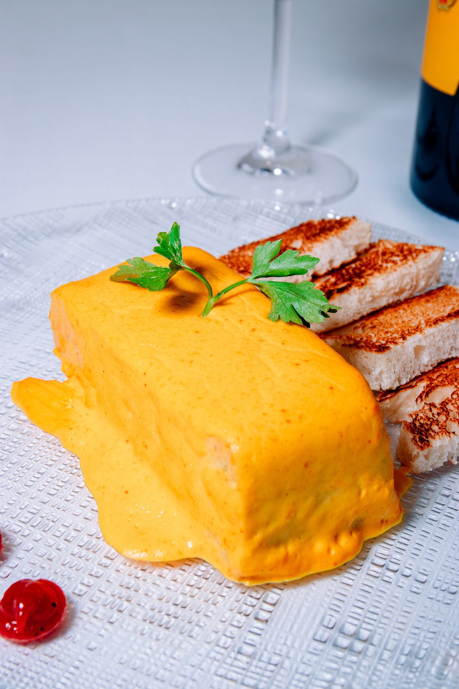 Pan y queso servidos sobre un plato amarillo.