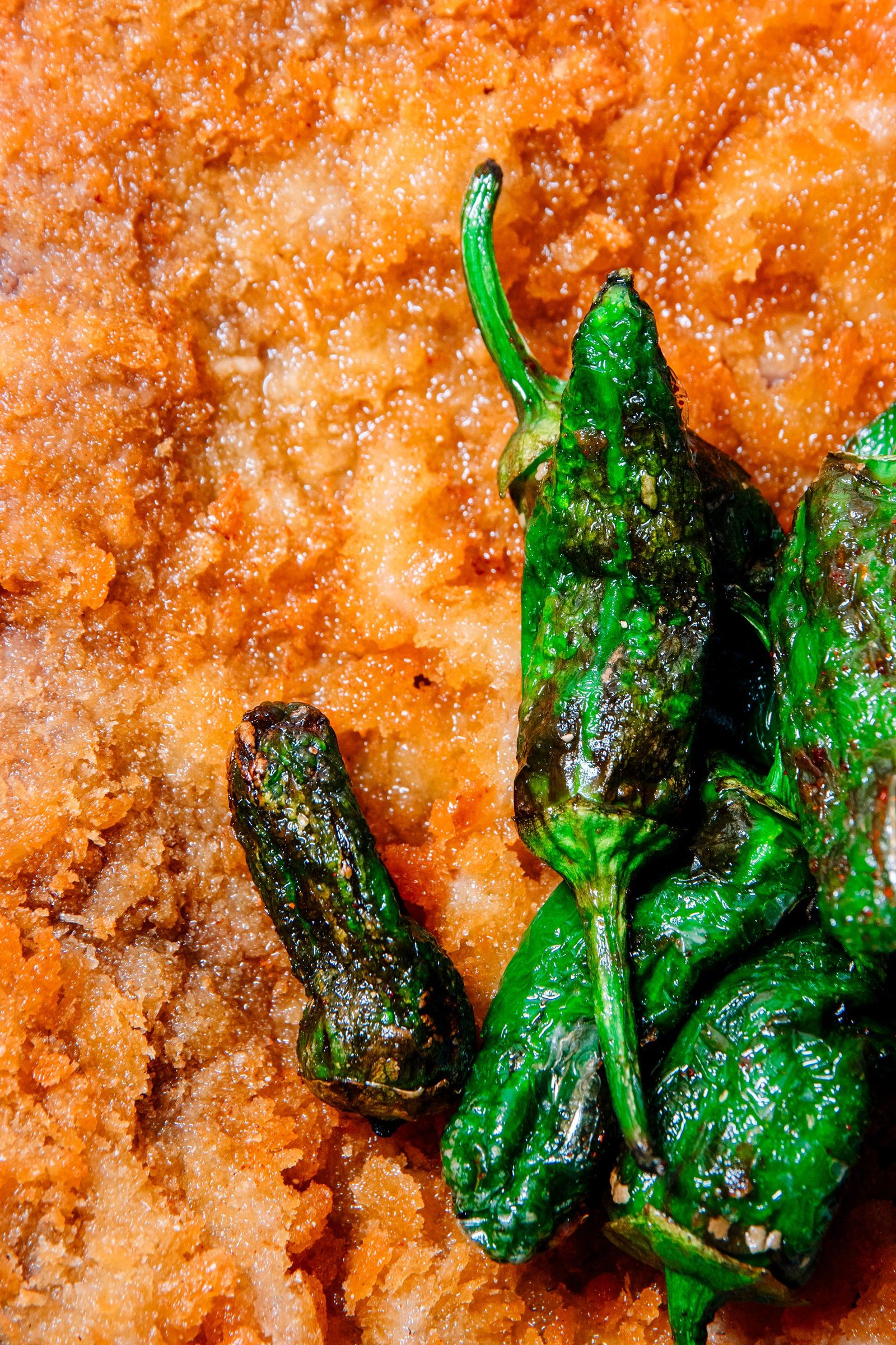 Carne asada servida con hojas verdes.