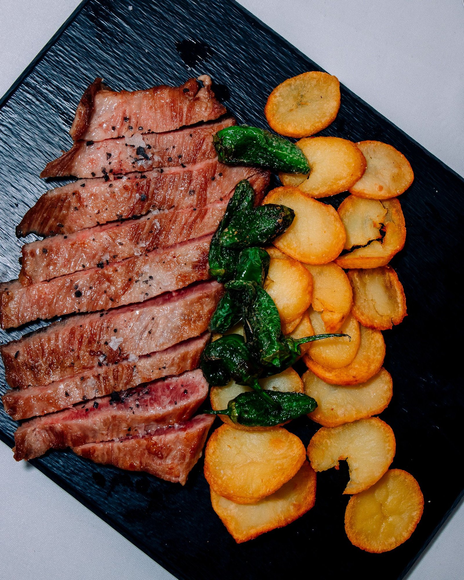 Salchichas y verduras servidas en un plato.