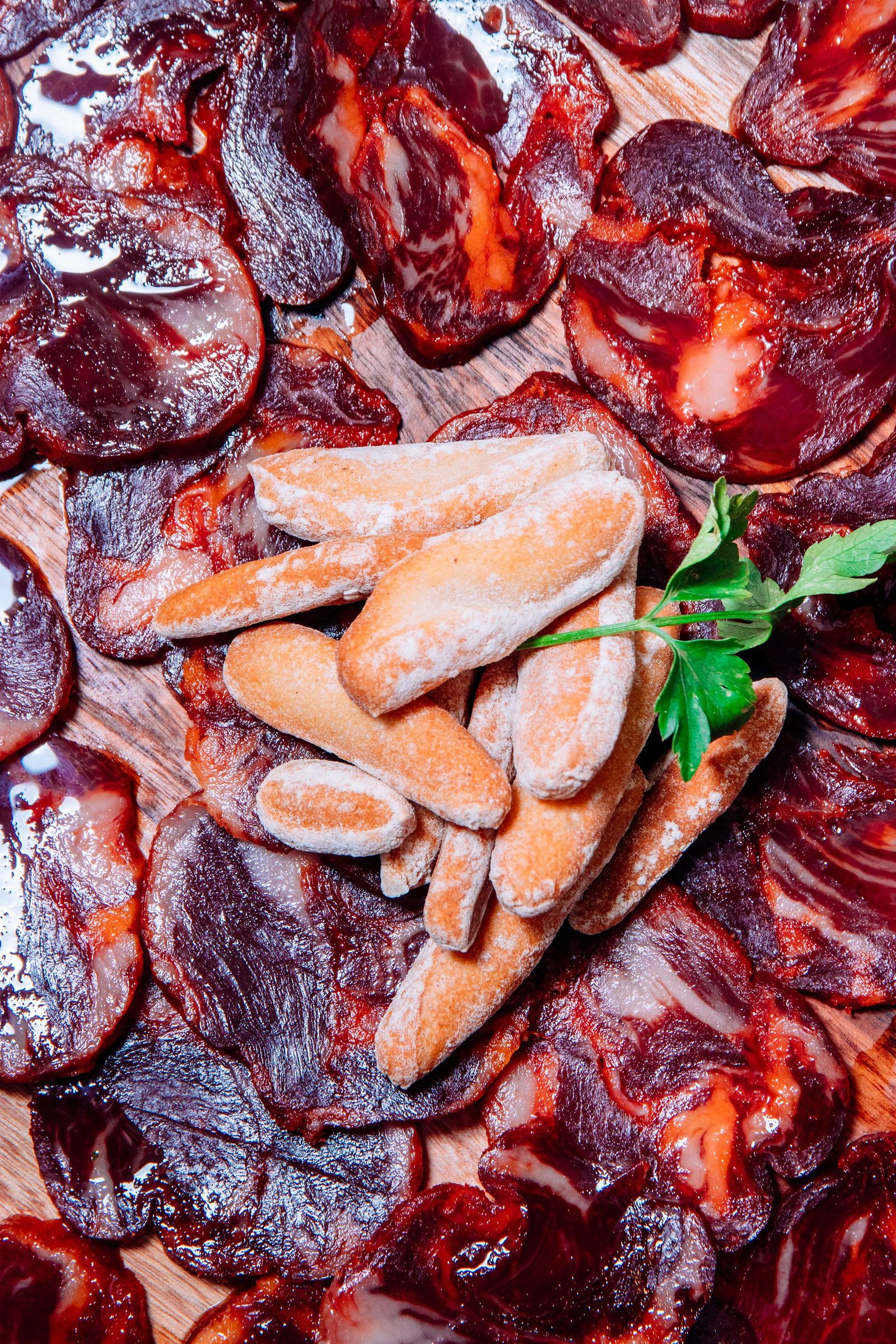 Selección de carnes y guarniciones servida en un plato.